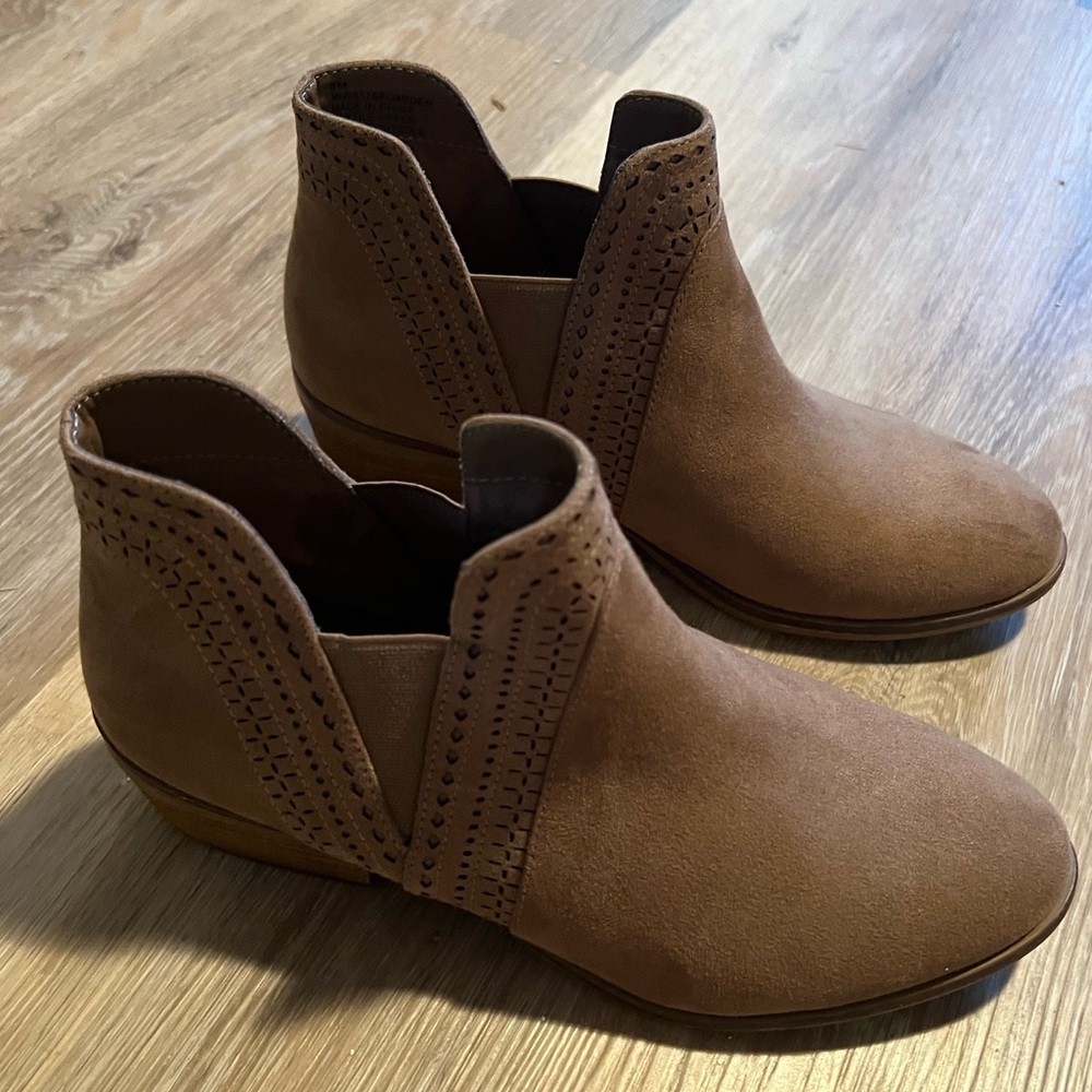 Jayden pull on bootie from MIA. Women’s size 8. Taupe color. Like new.